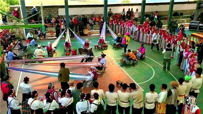 丙中洛是歷代商賈由茶馬古道進出西藏的必經(jīng)之地，各族群眾因此在這不斷扎根安家，經(jīng)過千百年的交流交融，逐步形成了丙中洛鎮(zhèn)現(xiàn)在怒族、獨龍族、藏族、傈僳族、漢族等16個民族聚居的格局，各民族早已形成了血脈相連、親密無間的關系，新中國成立后，特別是1954年怒江傈僳族自治州成立后，在黨中央的親切關懷和黨的民族政策的光輝照耀下，各民族群眾不斷鑄牢中華民族共同體意識，同舟共濟，守望相助，團結奮斗，開創(chuàng)了社會進步、民族團結、經(jīng)濟發(fā)展、文化繁榮的大好局面。