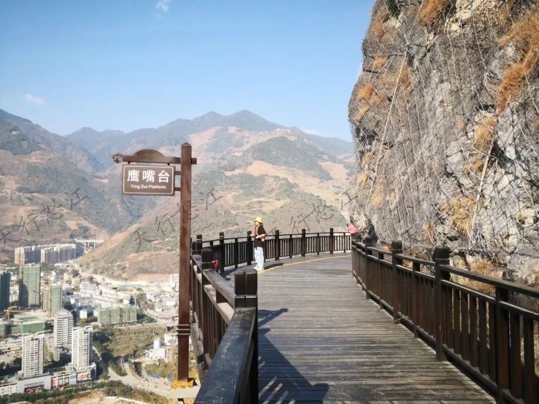 爬上云端棧道，可以鳥瞰六庫新城區(qū)全景，視線很開闊。