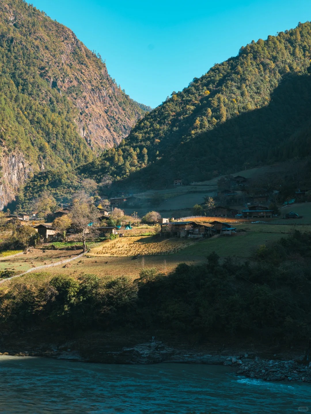 云南旅游,云南旅行社,云南團(tuán)建公司,云南策劃公司,云南會(huì)議會(huì)展,怒江旅游,怒江旅行社,怒江團(tuán)建公司,怒江策劃公司,怒江會(huì)議會(huì)展：茶馬古道上的活化石村落，霧里看“仙”！ | 峽谷間的時(shí)序詩(shī)篇